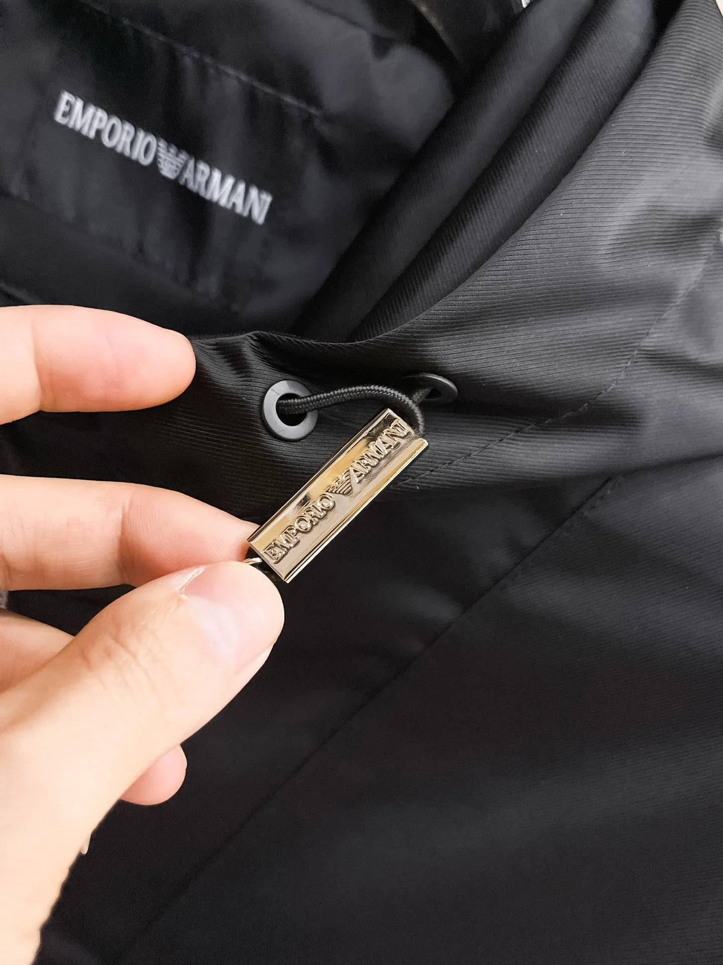 Armani official website Same Style, complete with three labels, on sale in advance. 2026 Autumn and Winter New Arrival men's jacket, Original with complete three labels, Premium version. Custom-made fabrics at the counter. Breathable, high comfort, impeccable details, brand element design concept, reflecting high quality. It feels delicate and soft, presents a casual cut, and has a great upper body shape. Sizes: M～3XL,